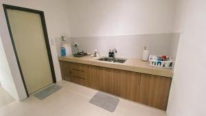 a kitchen with a sink and a counter top at R&R Manjung Guest House at Pangsapuri Samudera in Seri Manjung
