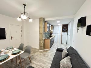 un salon avec un canapé et une table dans l'établissement Apartment Poniente Beach, à Torre del Mar
