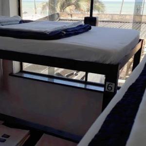 uma cama em cima de um barco com uma janela em hostel quintal da sereia em Salvador