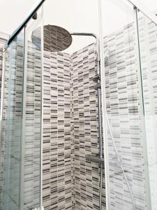 A bathroom at EASYROOMS ONE