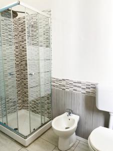A bathroom at EASYROOMS ONE
