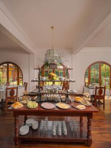 una mesa con platos de comida encima en Le Chatelet en San Martín de los Andes