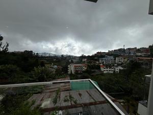 uitzicht op de stad vanaf het dak van een huis bij Sanjay Home Stay in Kodaikānāl