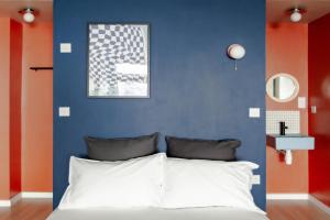 - une chambre avec un mur bleu et un lit dans l'établissement Trendy Studio near Notting Hill, à Londres
