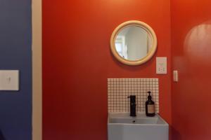 La salle de bains est pourvue d'un lavabo et d'un miroir. dans l'établissement Trendy Studio near Notting Hill, à Londres