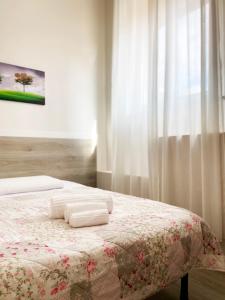 A bed or beds in a room at EASYROOMS ONE