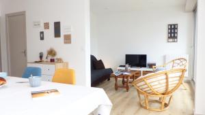 2 vistas a una sala de estar y un comedor en Ti An Alré, appartement 4 p en centre ville, en Auray