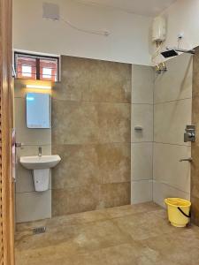 BAVA AC Rooms at Casa de Aadi في فاركَالا: حمام مع حوض ودش