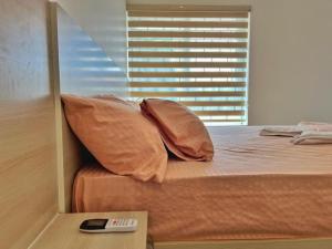 BAVA AC Rooms at Casa de Aadi في فاركَالا: إنعكاس سرير مع وسائد في مرآة