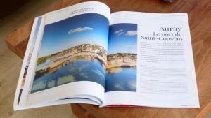 een open boek op een tafel met een foto van een rivier bij Ti An Alré, appartement 4 p en centre ville in Auray