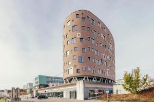 テュービンゲンにあるGZT Das Gästehausの都市の高褐色の建物