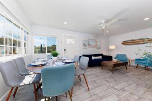 un soggiorno con tavolo, sedie e divano di Walk to Beach, Outdoor Living, Pet-Friendly! a Carlsbad