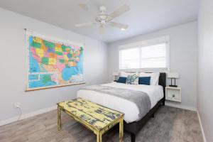 una camera con letto e mappa sul muro di Walk to Beach, Outdoor Living, Pet-Friendly! a Carlsbad