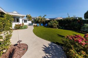 un vialetto che conduce a una casa con giardino di Pet Friendly Beach Bungalow, Close to Beach a Carlsbad