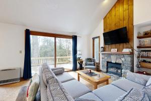Thornton的住宿－Sleepless in Snowood，带沙发和壁炉的客厅