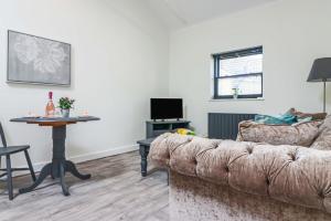 uma sala de estar com um sofá e uma mesa em Cambridge Mews em Cleethorpes