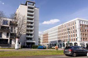 ein Auto ist vor einem Gebäude geparkt in der Unterkunft PINEAPPLE APARTMENTS - Studio-Apartment am Zwinger in Dresden