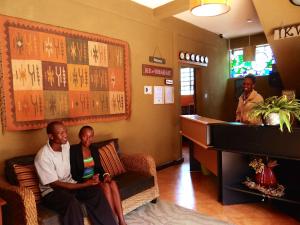 Lobby o reception area sa Ikweta Country Inn Maua