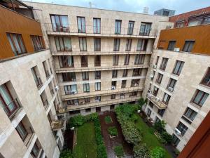 an overhead view of a large building with a courtyard at PENTHOUSE Synagogue - by Artemisia Luxury Apartments in Budapest