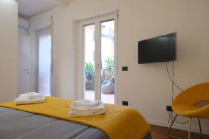 1 dormitorio con 1 cama con toallas en Case VR Holiday VG12, en Verona