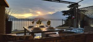 - une table sur un balcon avec vue sur l'océan dans l'établissement Dream lake PANORAMA, garage in the center of Varenna, à Varenna