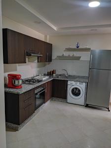 cocina con lavadora y lavavajillas en Appartement 3, en Agadir