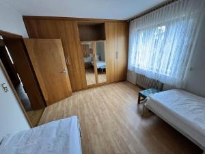 a room with two beds and a door to a bedroom at Monteurwohnung Wächtersbach in Wächtersbach +3 photos