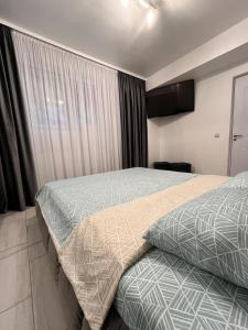 Habitación de hotel con 2 camas y ventana en White & Elegant Luxury Apartament Decomandat en Craiova