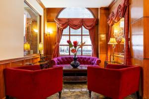- un salon avec un canapé violet et une fenêtre dans l'établissement Hotel St. James, à New York