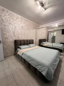 מיטה או מיטות בחדר ב-White & Elegant Luxury Apartament Decomandat