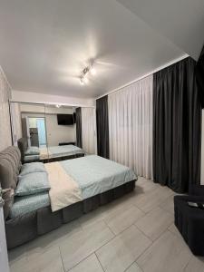 Ένα ή περισσότερα κρεβάτια σε δωμάτιο στο WHITE & SILVER LUXURY Apartament