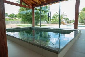 duży basen z wodą w domu w obiekcie Pousada Rancho Soberbo, Serra do Cipó w mieście Santana do Riacho