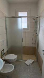 y baño con ducha, aseo y lavamanos. en Casa DaDi en Sottomarina