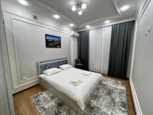 1 dormitorio con 1 cama en una habitación en Renovated apt by the Savitsky Museum, en Nukus