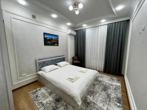 Кровать или кровати в номере Renovated apt by the Savitsky Museum