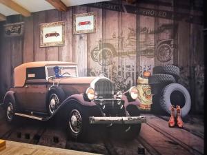 een schilderij van een oude truck in een kamer bij Le Vieux Tacot, stationnement gratuit in Le Puy en Velay