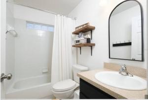 La salle de bains est pourvue d'un lavabo, de toilettes et d'un miroir. dans l'établissement GREAT3Bed&3bath. 2balconies. Perfect Gainesville neighborhood, à West Hills
