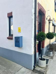 a blue box sitting on the side of a building at De Koer Kanne in Kanne