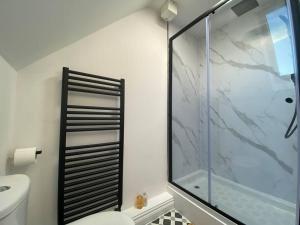 Ένα μπάνιο στο Stylish 3-Bed House with Free Parking & Netflix by HP Accommodation