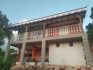 a building with a balcony on top of it at Magnifique appartement 15 minutes de Fort de France in Saint-Joseph