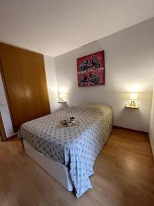 - une chambre avec un lit et deux lampes murales dans l'établissement Roses Espagne 4/5 pers piscine - plage, à Roses