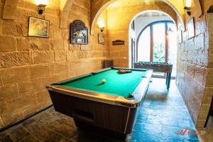 una camera con tavolo da biliardo in un edificio di Gozo Dream with Heated Indoor Pool and an Outdoor Pool a Għarb