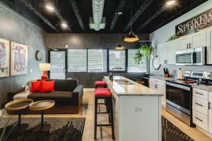 Dapur atau dapur kecil di NEW Studio with 2 Beds 7 mins to Broadway