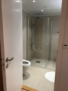 Bilik mandi di R&R/staycationNew flat at Vervet +19 gambar