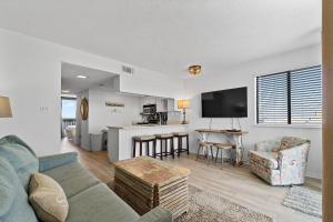 een woonkamer met een bank en een tafel bij GS Surf & Racquet 516A in Gulf Shores