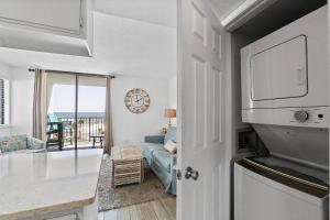 een keuken en een woonkamer met uitzicht op de oceaan bij GS Surf & Racquet 516A in Gulf Shores