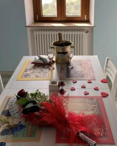 Une table avec un tas de cœurs dessus dans l'établissement La Dimora del Turano, à Castel di Tora