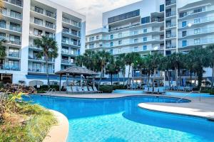 een zwembad voor een groot appartementencomplex bij GS Surf & Racquet 516A in Gulf Shores