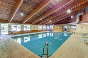 une grande piscine intérieure dans un bâtiment dans l'établissement Bridges Resort, à Warren