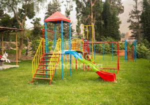 un parque infantil con equipo colorido en Fundo Achanqara Cieneguilla, en Lima
